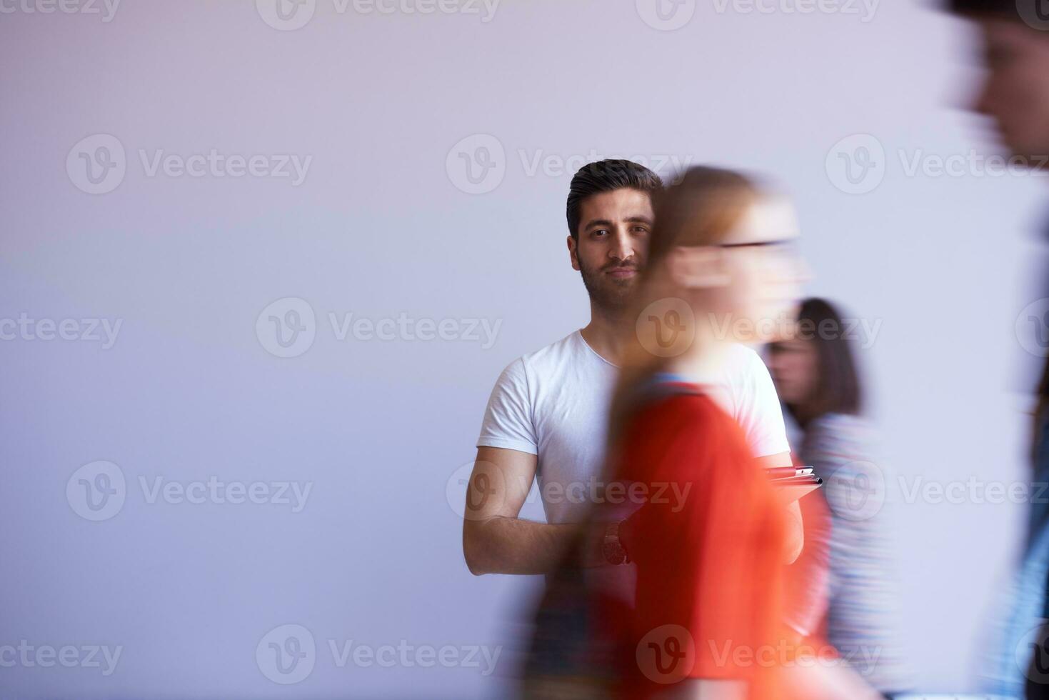 estudiante trabajando en tableta, grupo de personas pasando foto