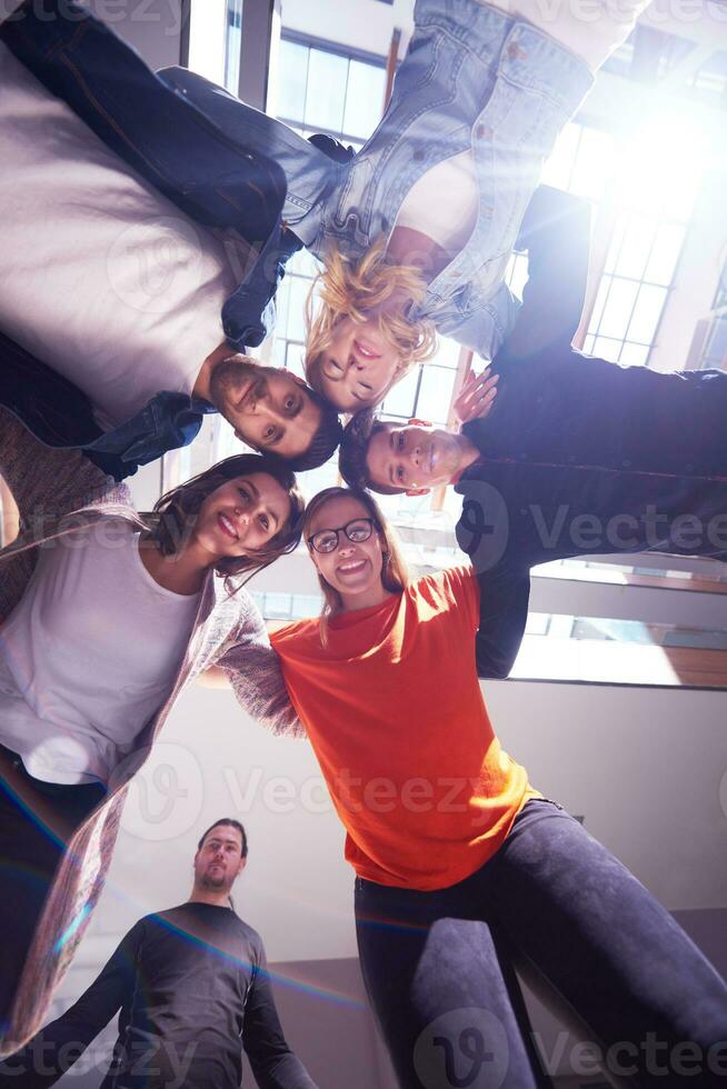 estudiantes felices celebran foto