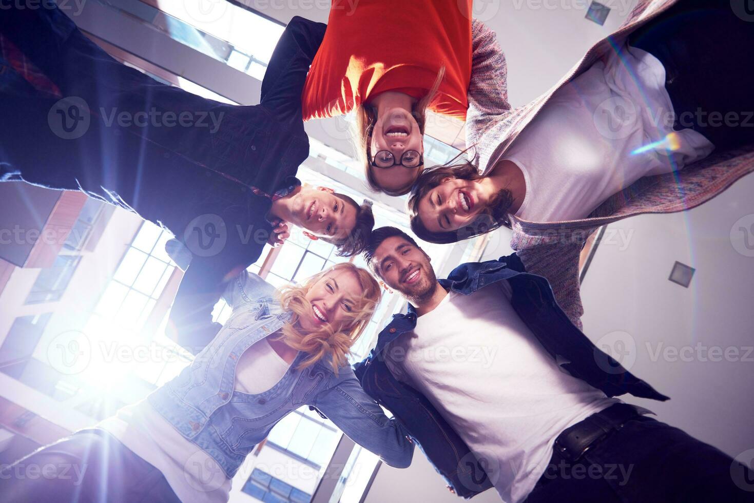 estudiantes felices celebran foto