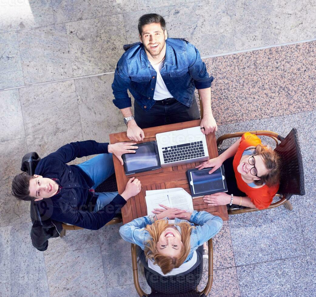 grupo de estudiantes trabajando juntos en un proyecto escolar foto