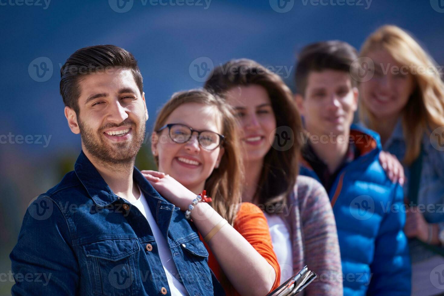 grupo de estudiantes felices foto