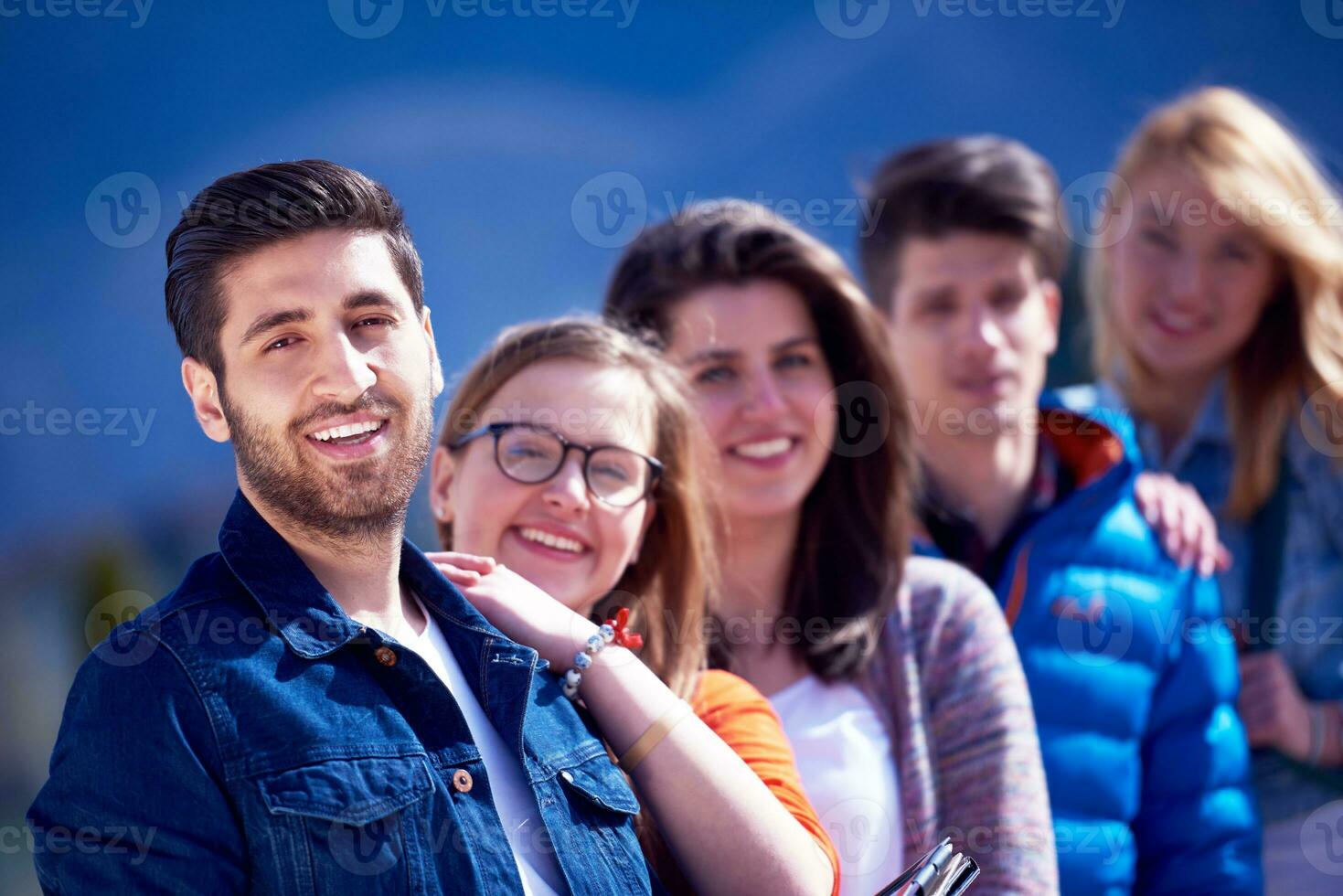 grupo de estudiantes felices foto