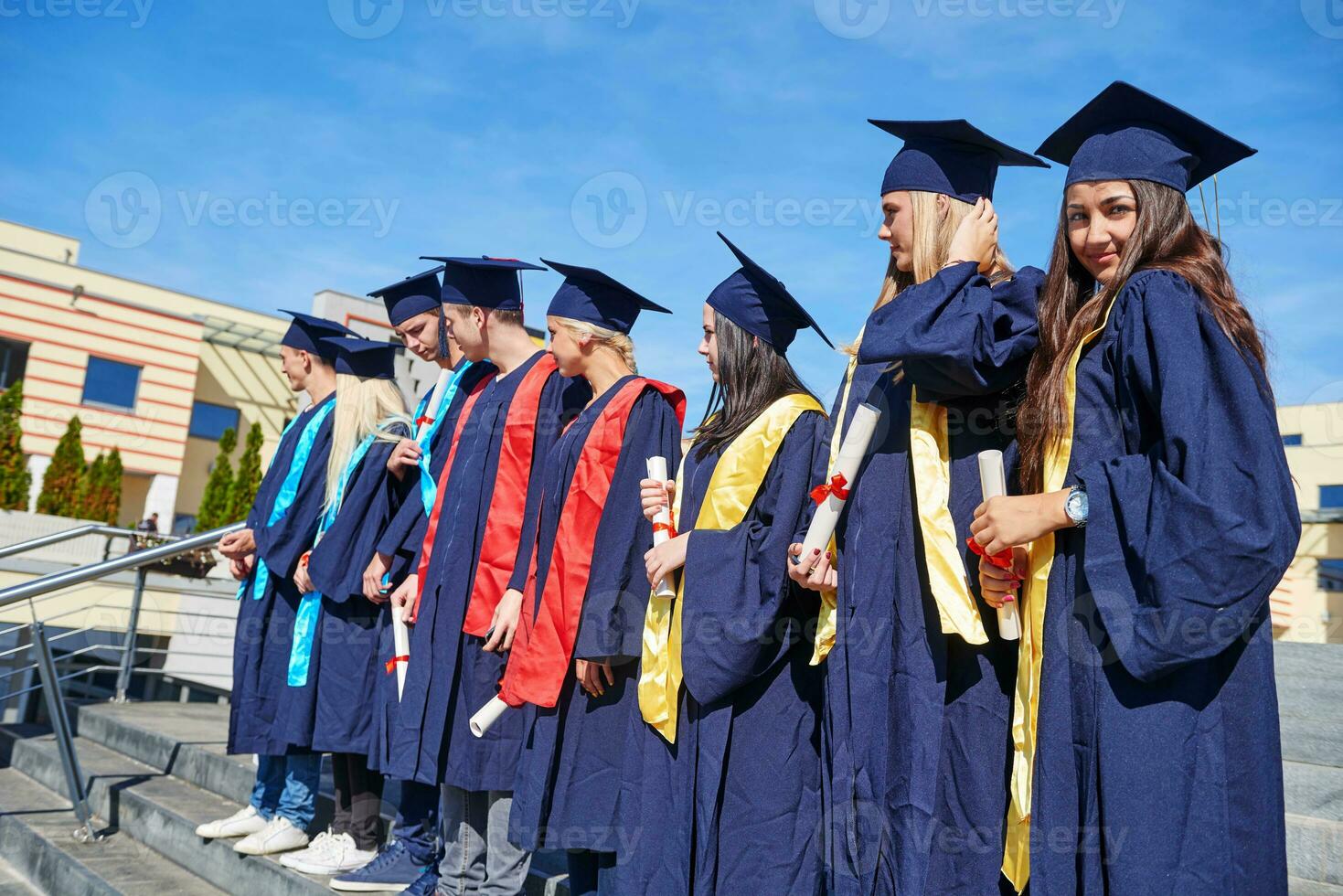 grupo de jóvenes estudiantes graduados foto