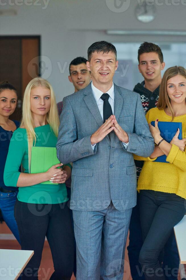 retrato de grupo de profesor con estudiantes foto