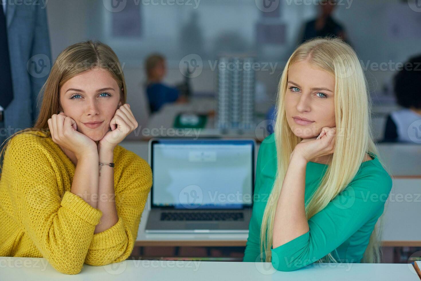 estudiante muchachas juntos en salón de clases foto