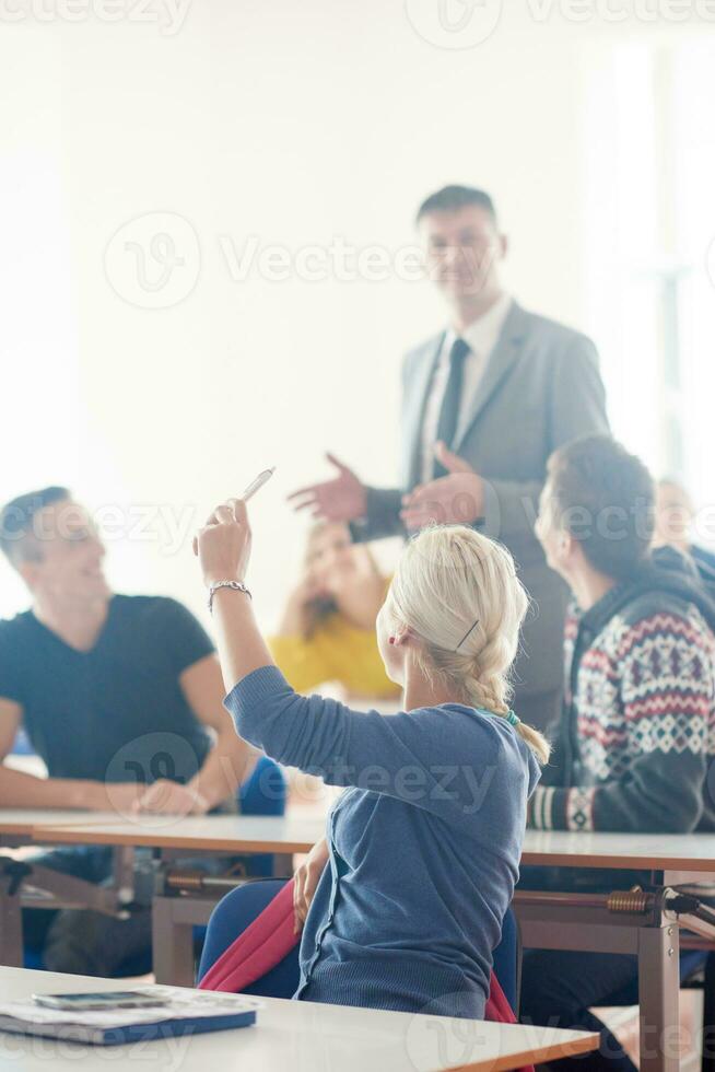 grupo de estudiantes con profesor en clase foto