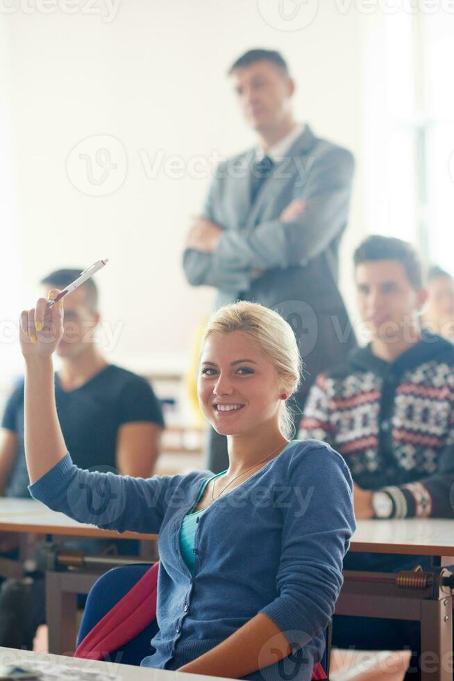 grupo de estudiantes con profesor en clase foto