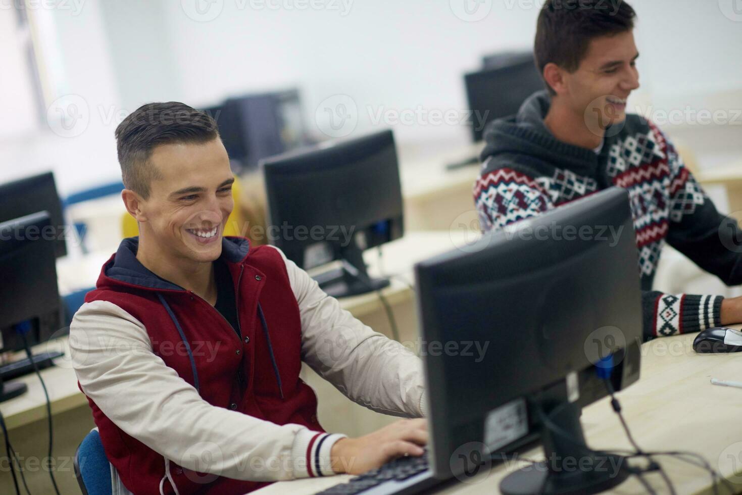 grupo de estudiantes en el aula de laboratorio de computación foto