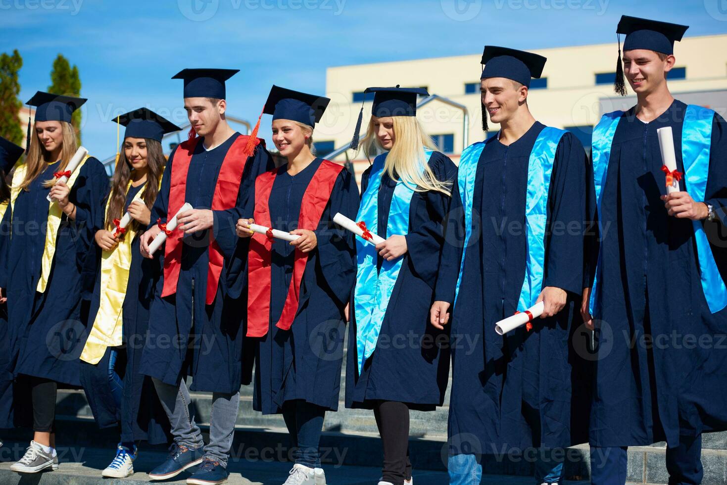 grupo de jóvenes estudiantes graduados foto