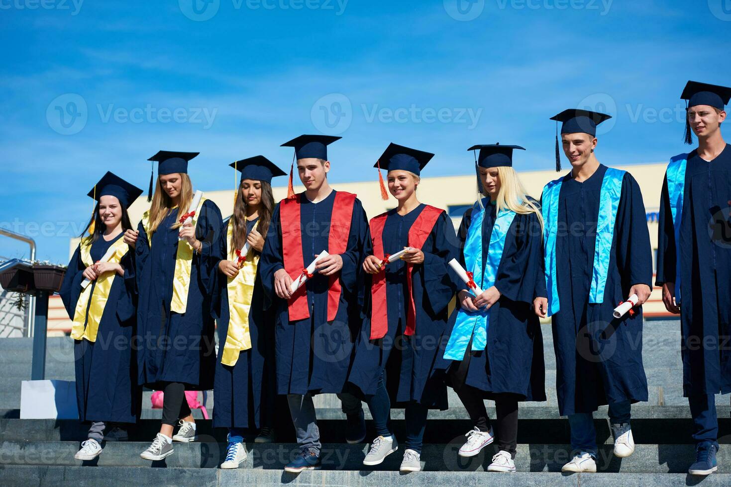 grupo de jóvenes estudiantes graduados foto