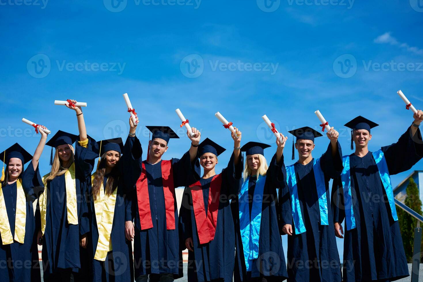 grupo de jóvenes estudiantes graduados foto