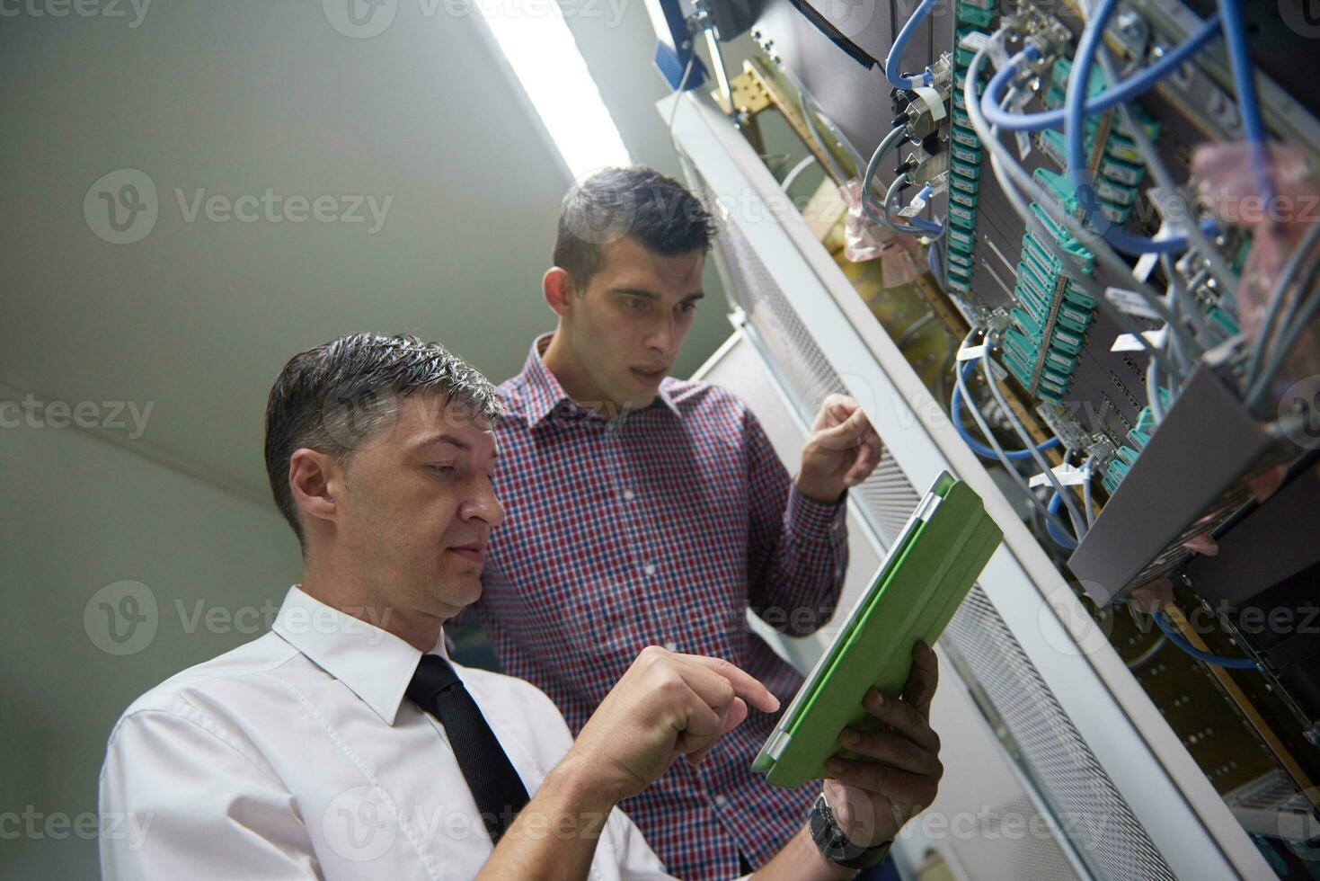 ingenieros de red en la sala de servidores foto