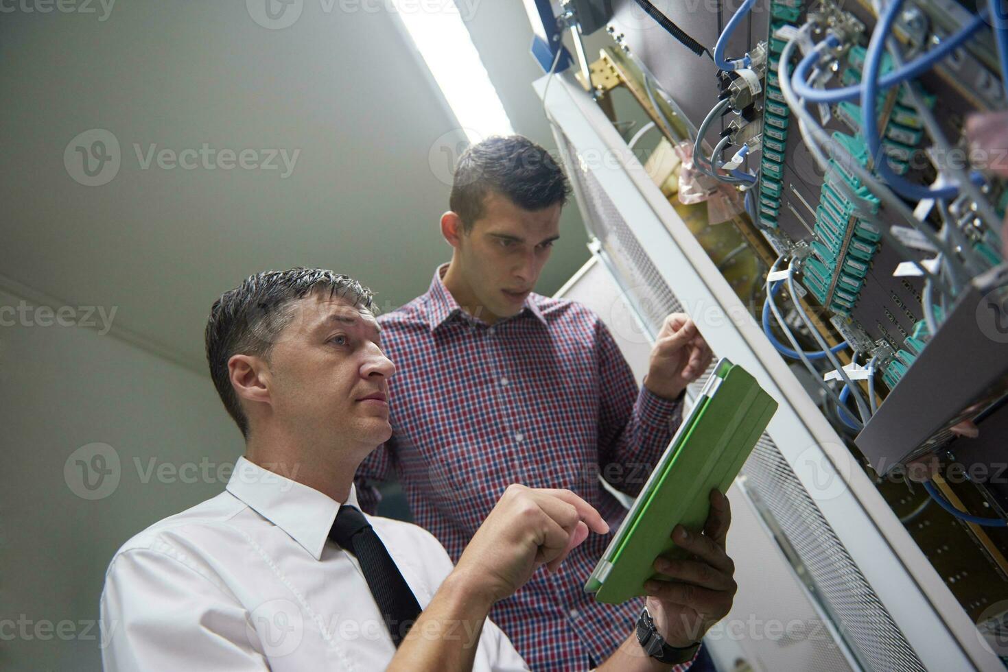 ingenieros de red en la sala de servidores foto