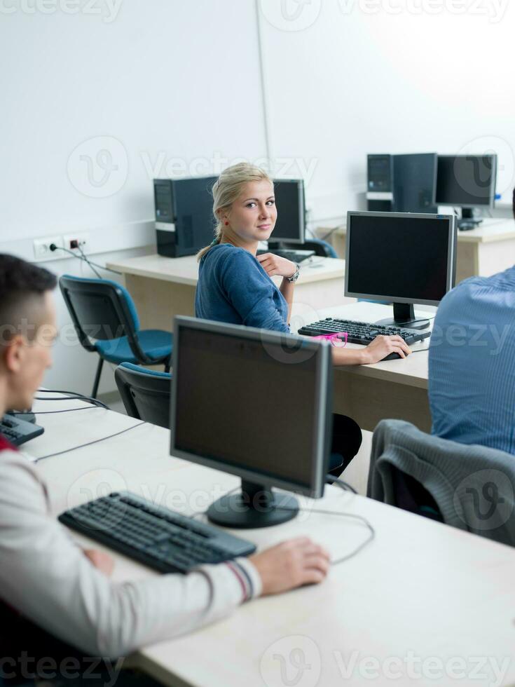 grupo de estudiantes en el aula de laboratorio de computación foto
