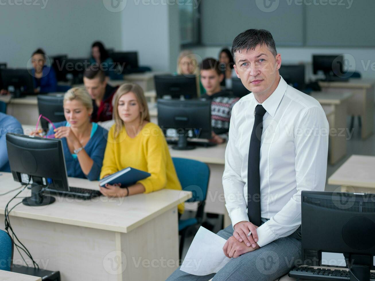 estudiantes con profesor en aula de laboratorio de computación foto