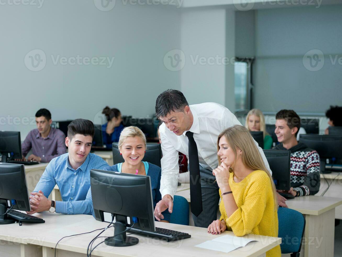 estudiantes con profesor en aula de laboratorio de computación foto