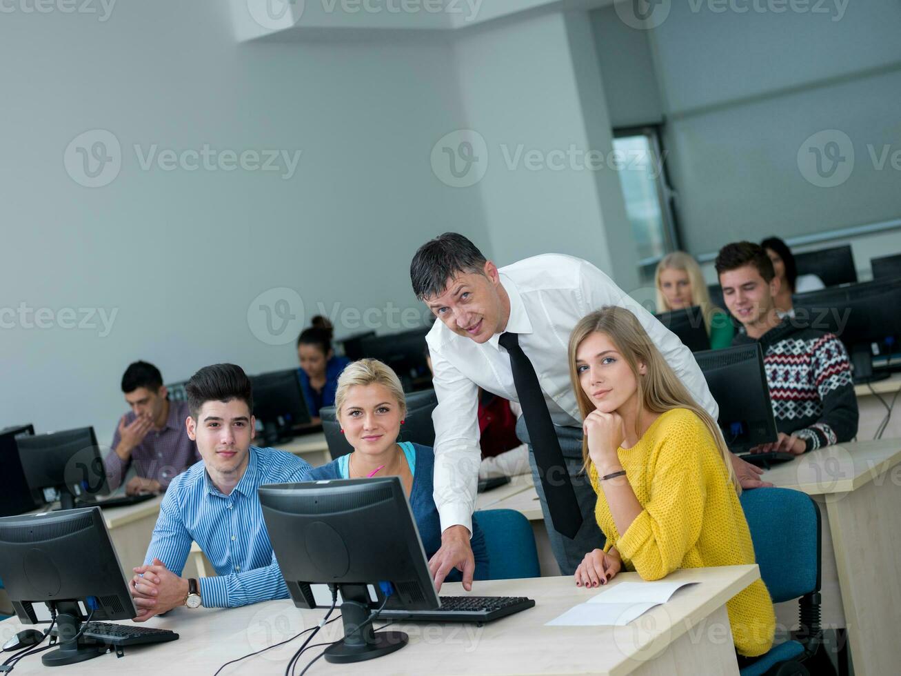 estudiantes con profesor en aula de laboratorio de computación foto