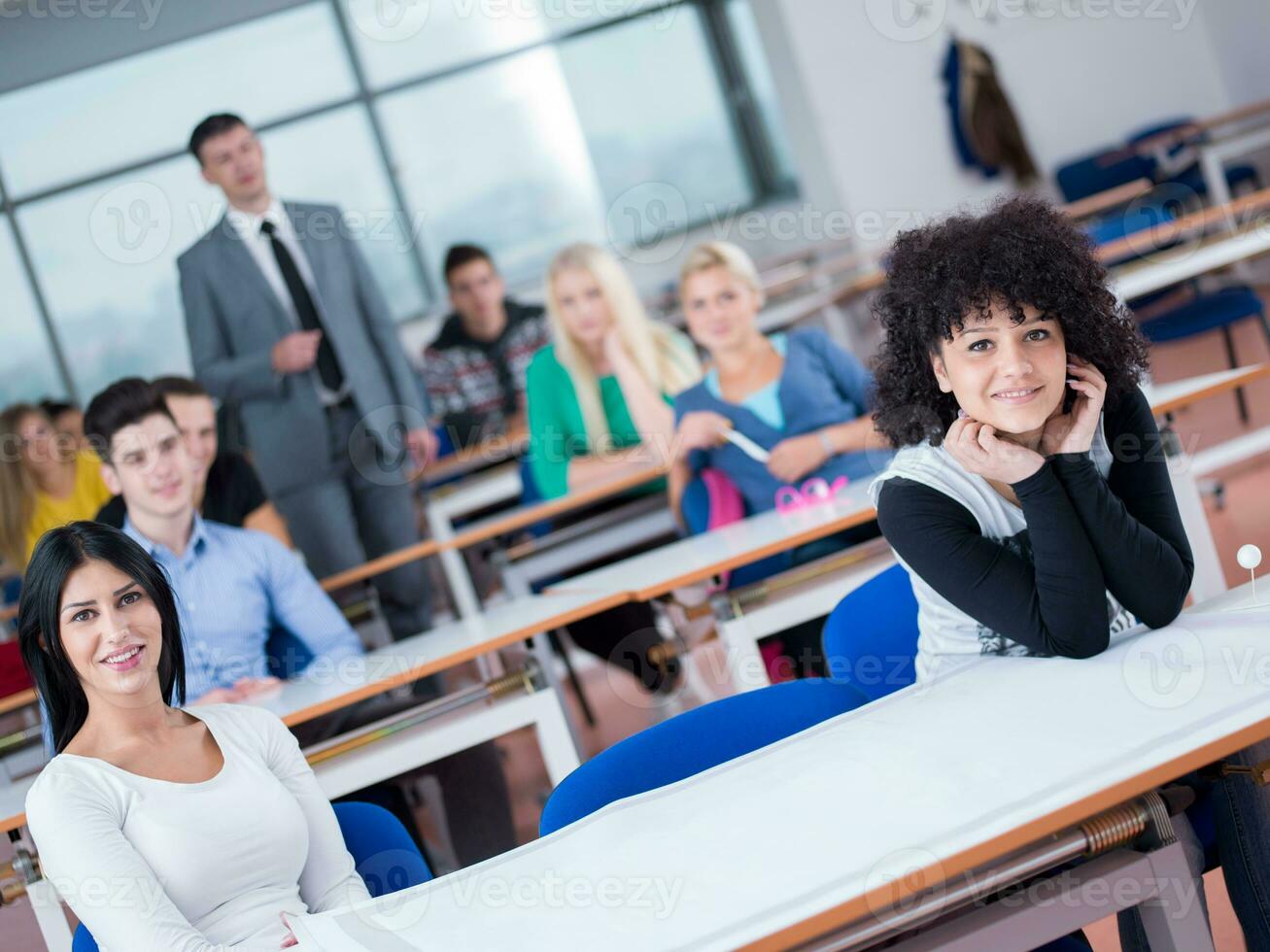 estudiantes con profesor en aula de laboratorio de computación foto