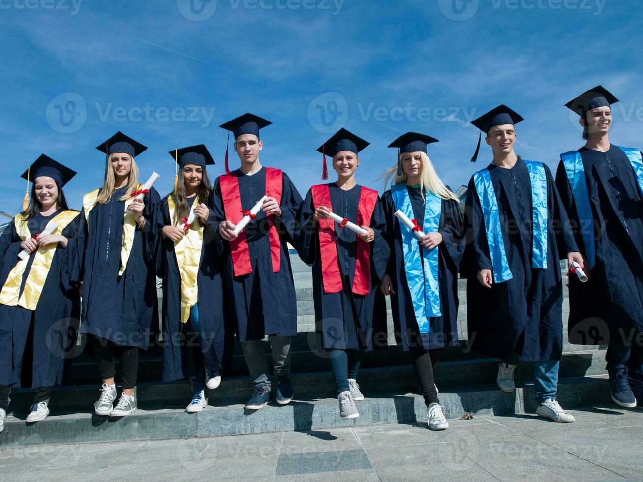 grupo de jóvenes estudiantes graduados foto