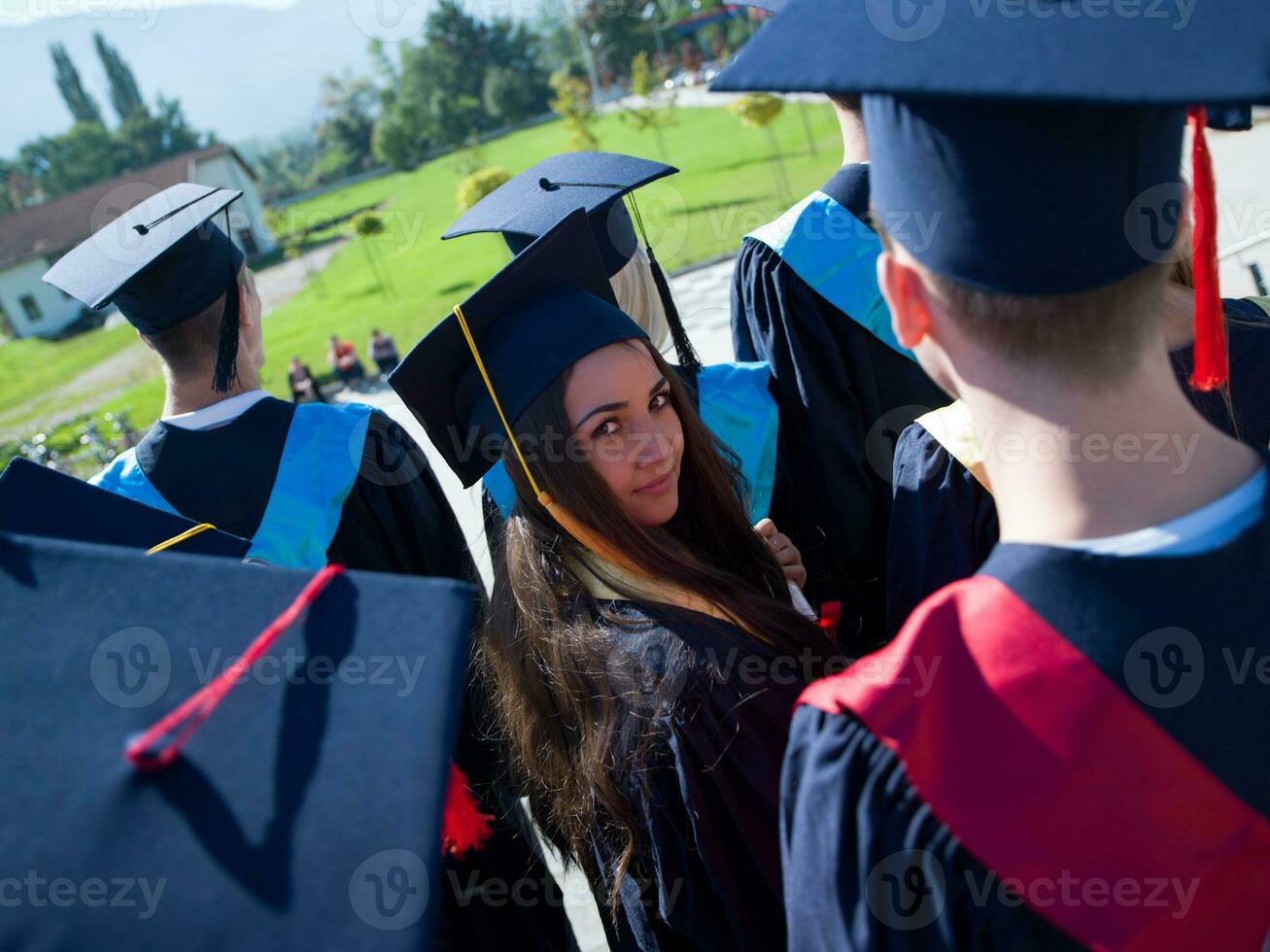 grupo de jóvenes estudiantes graduados foto