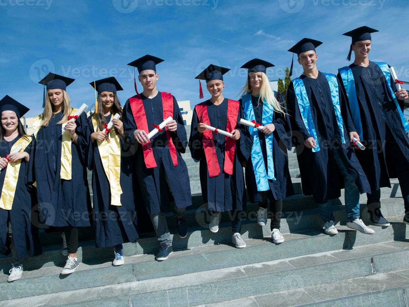 grupo de jóvenes estudiantes graduados foto