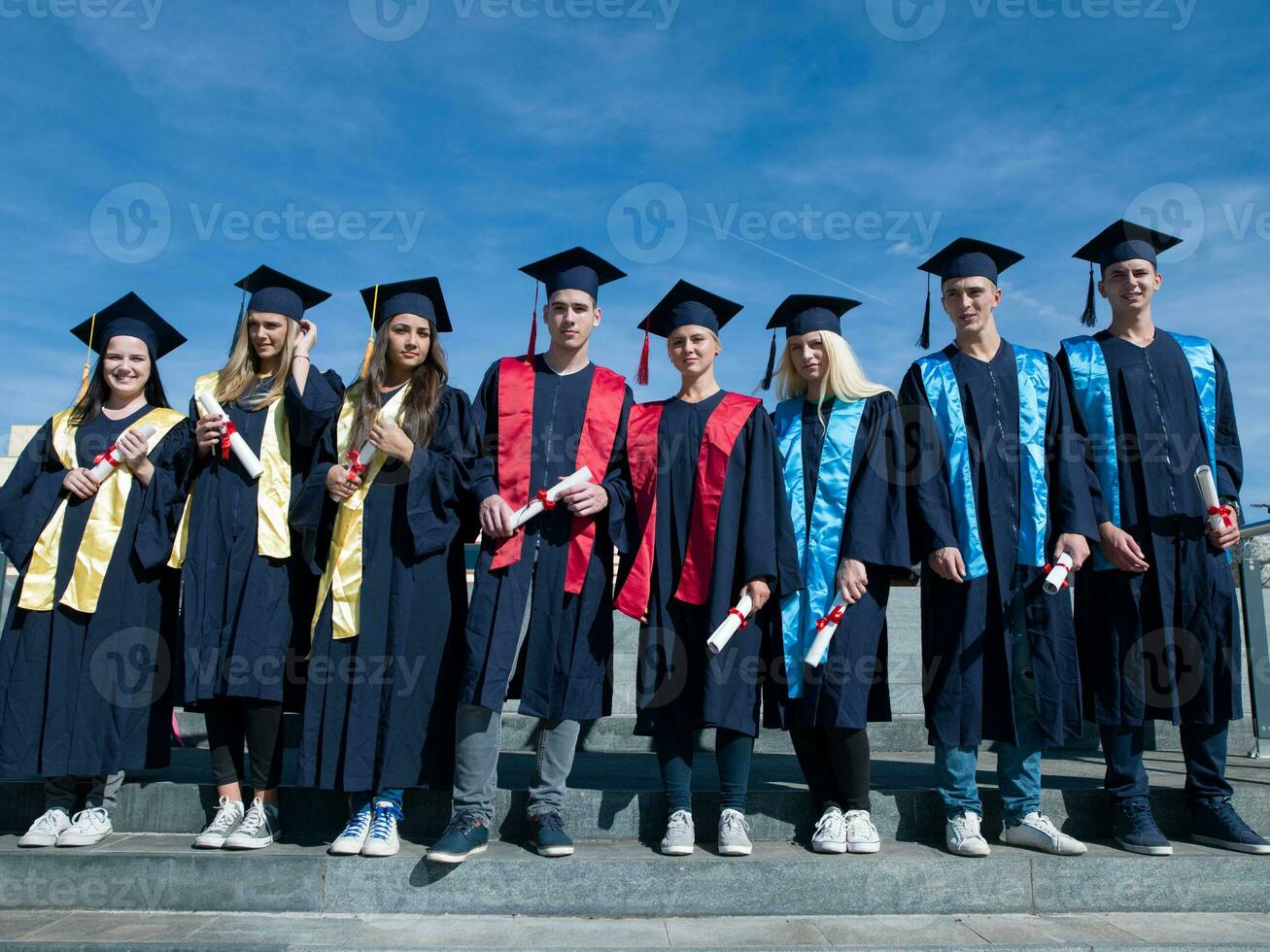 grupo de jóvenes estudiantes graduados foto