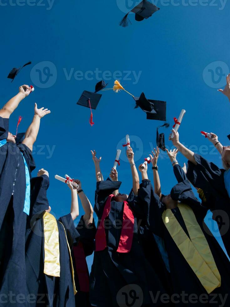 estudiantes graduados de secundaria foto