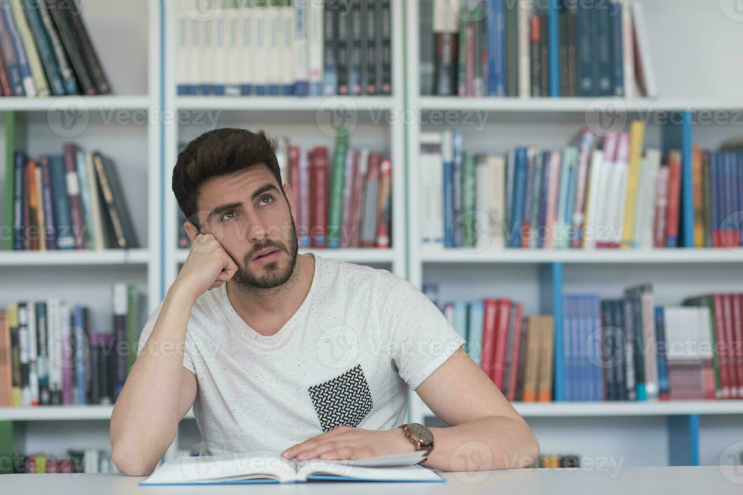 estudio de los estudiantes en la biblioteca de la escuela foto