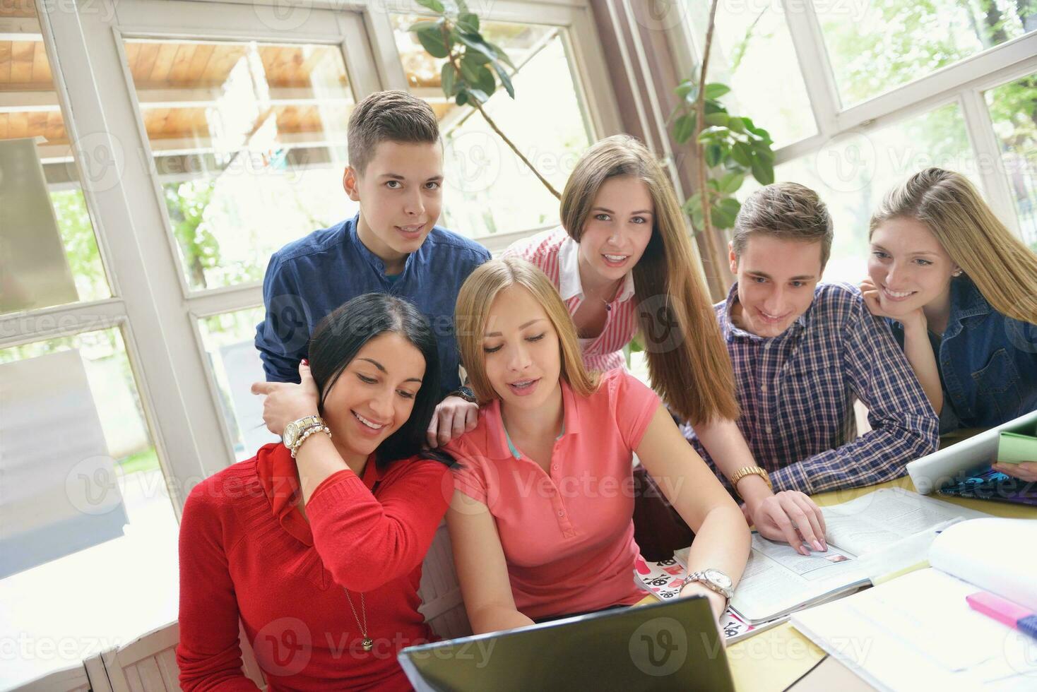 grupo de adolescentes felices en la escuela foto