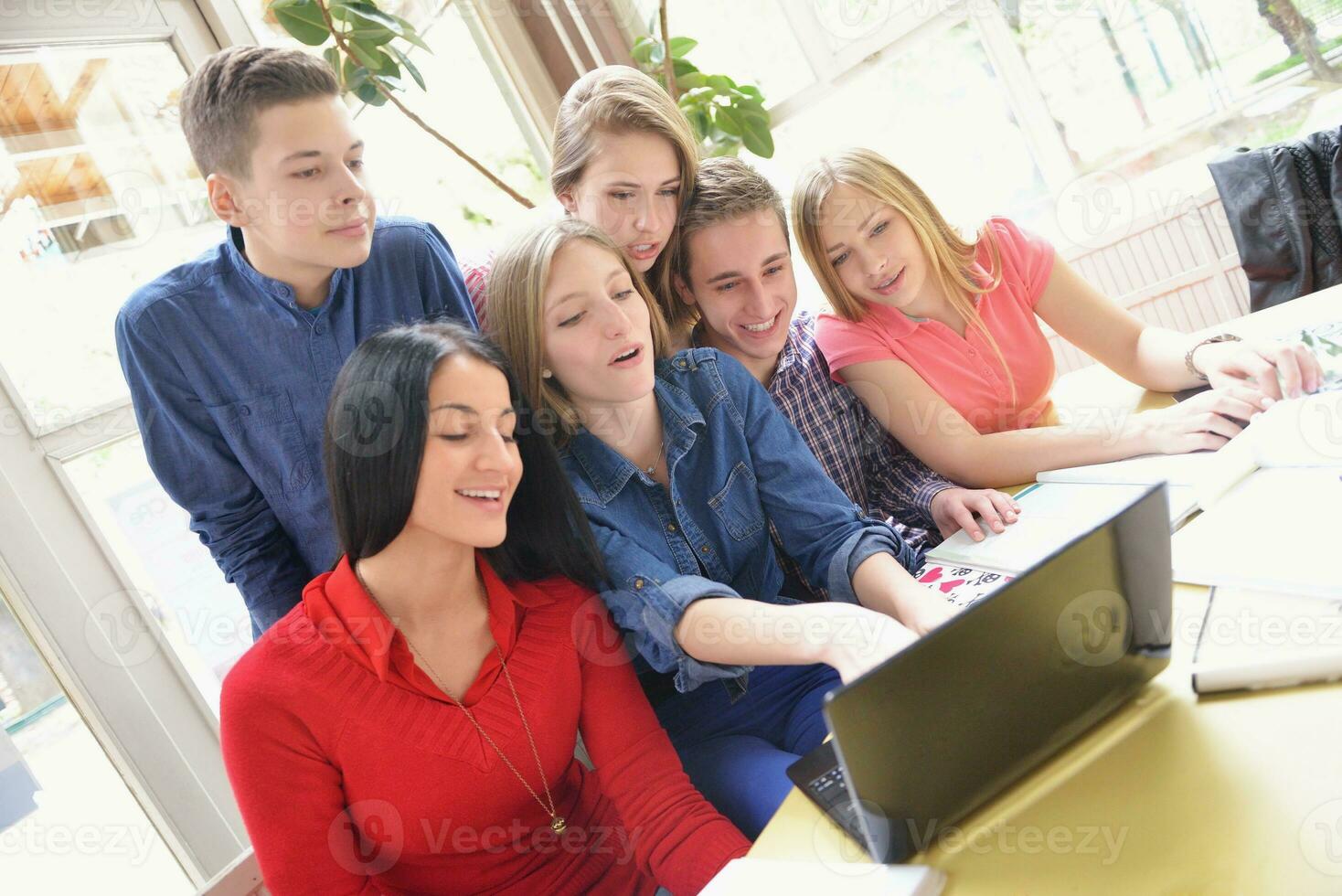 grupo de adolescentes felices en la escuela foto