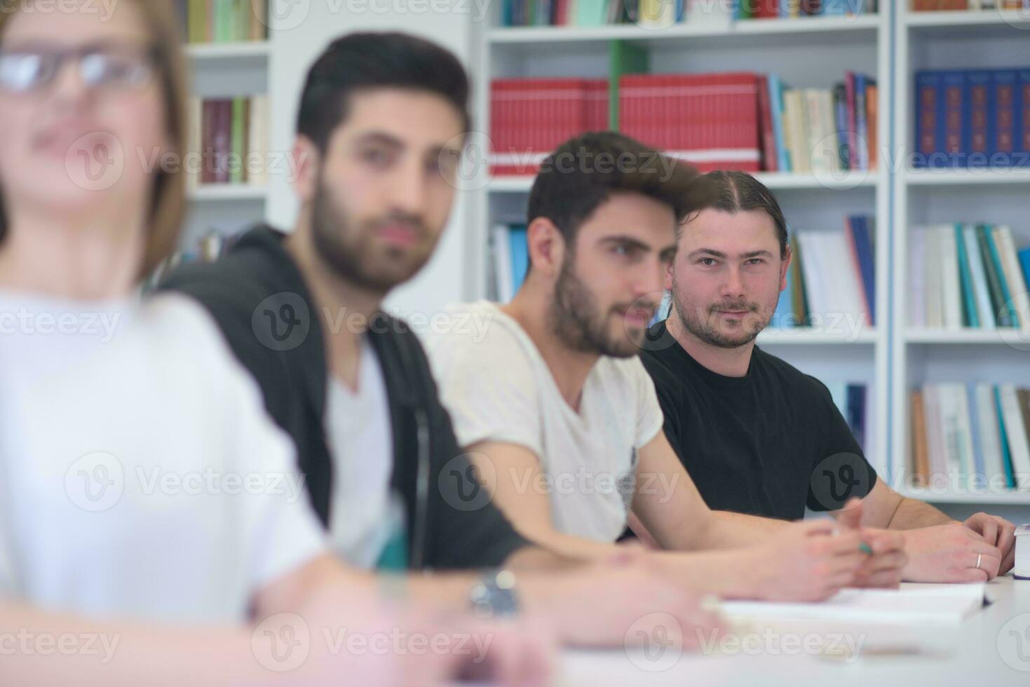 grupo de estudiantes estudian juntos en el aula foto