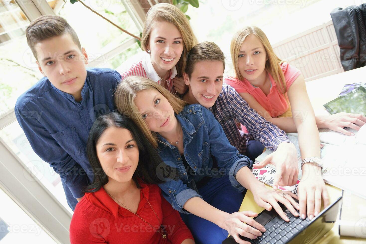 grupo de adolescentes felices en la escuela foto