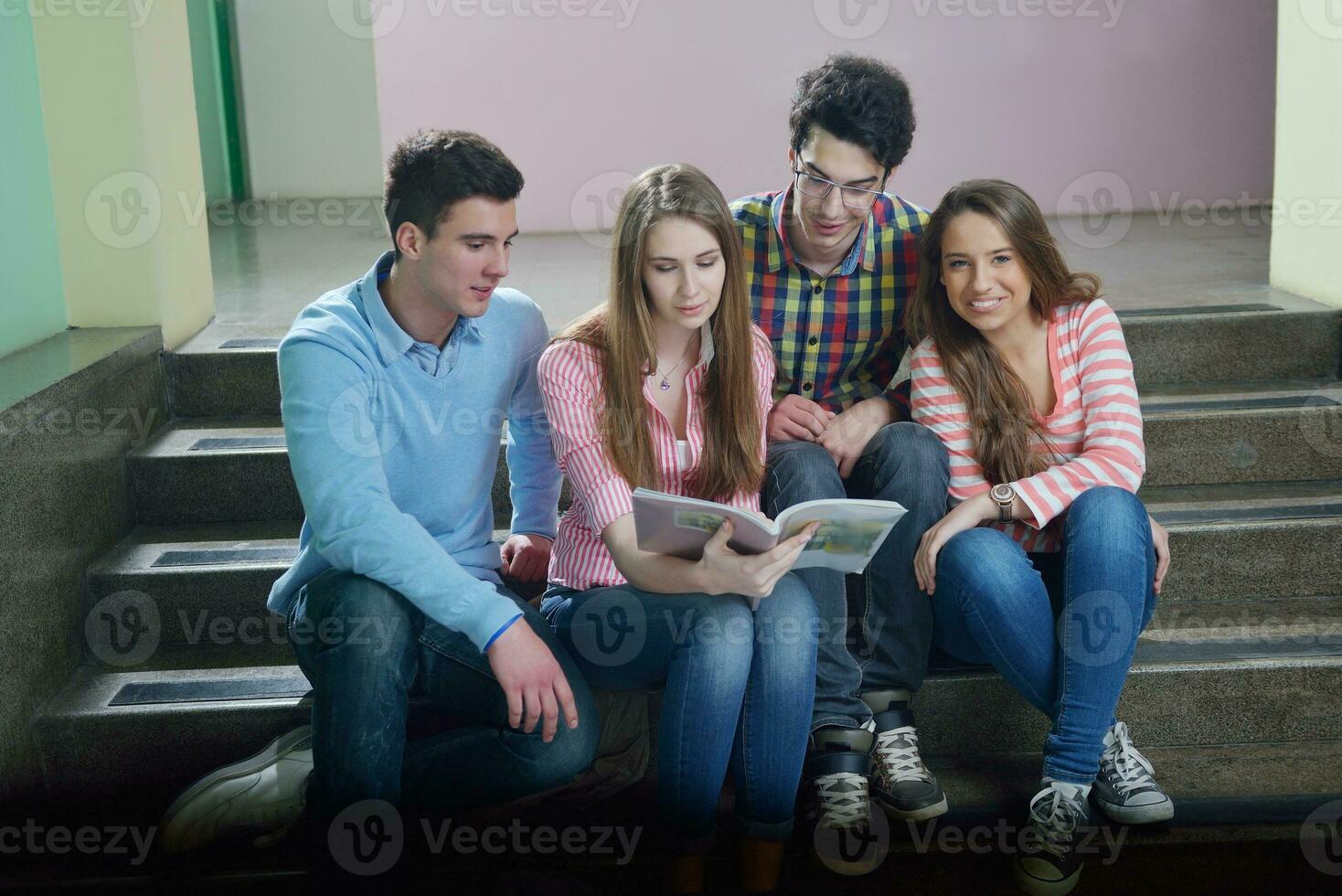 grupo de adolescentes felices en la escuela foto