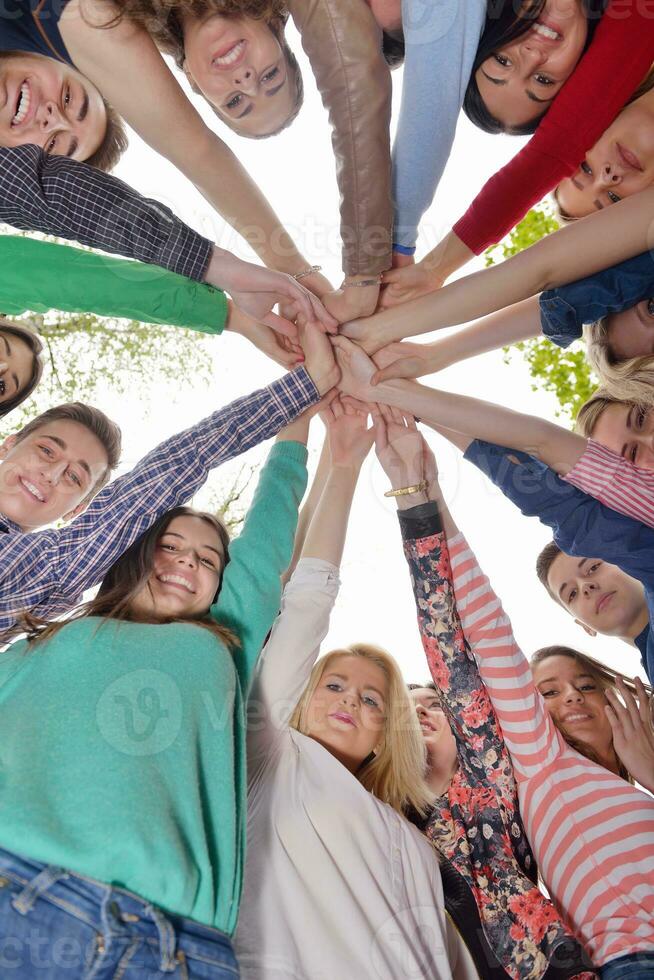 jóvenes amigos que se quedan juntos al aire libre en el parque foto