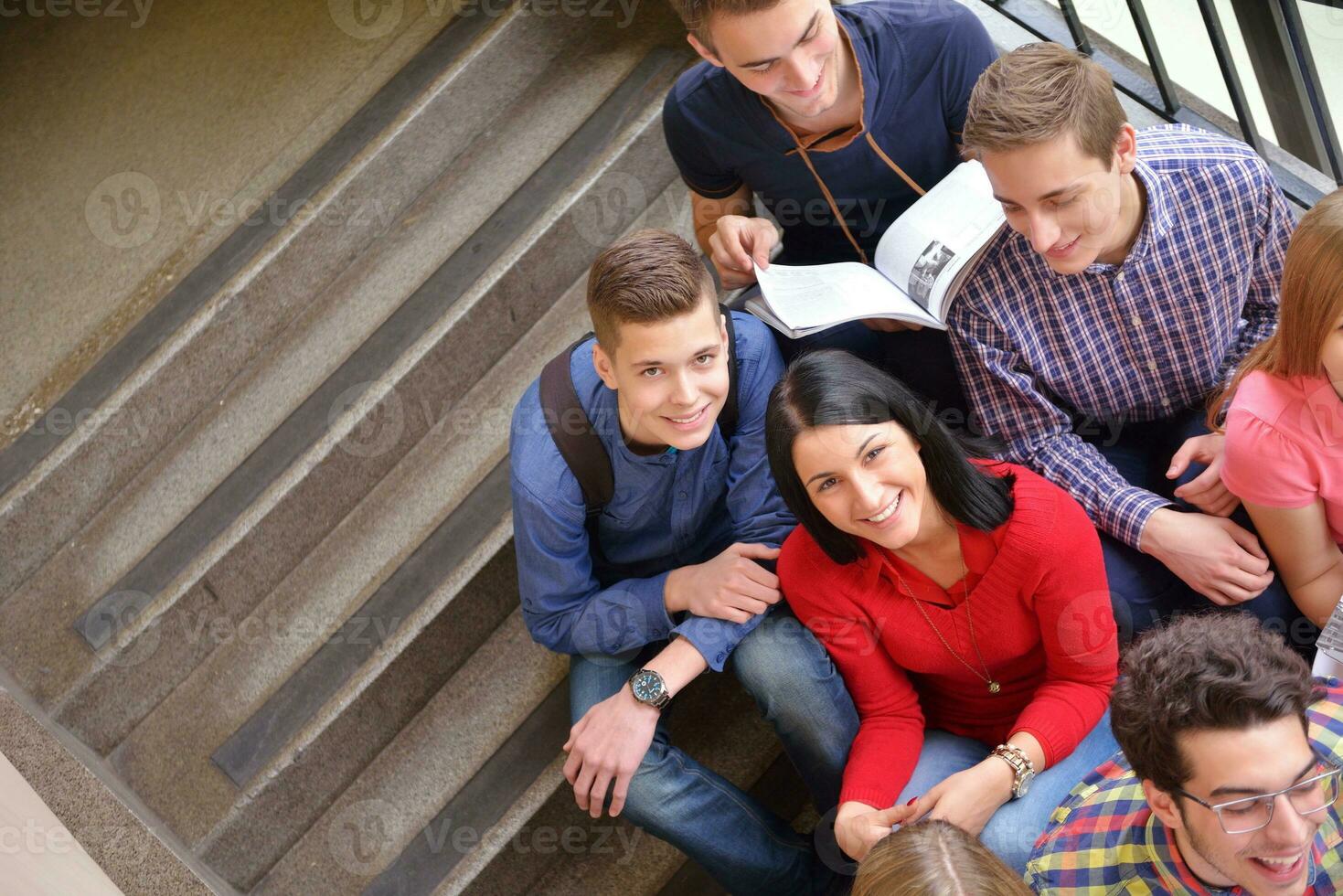 grupo de adolescentes felices en la escuela foto