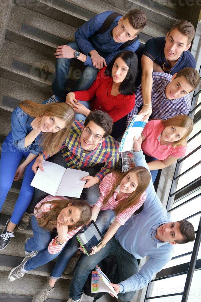 grupo de adolescentes felices en la escuela foto