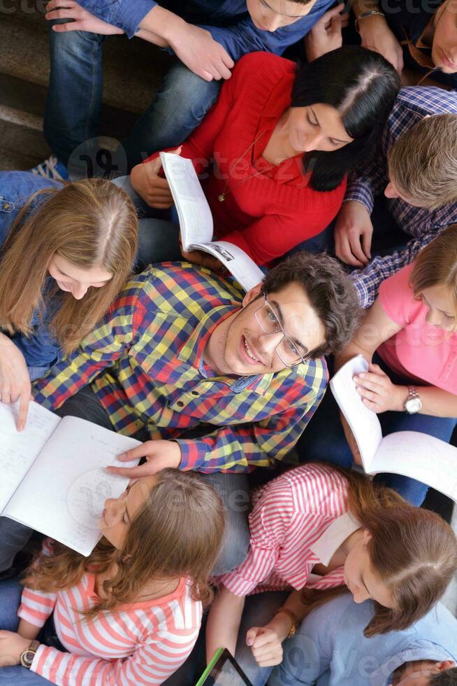 grupo de adolescentes felices en la escuela foto