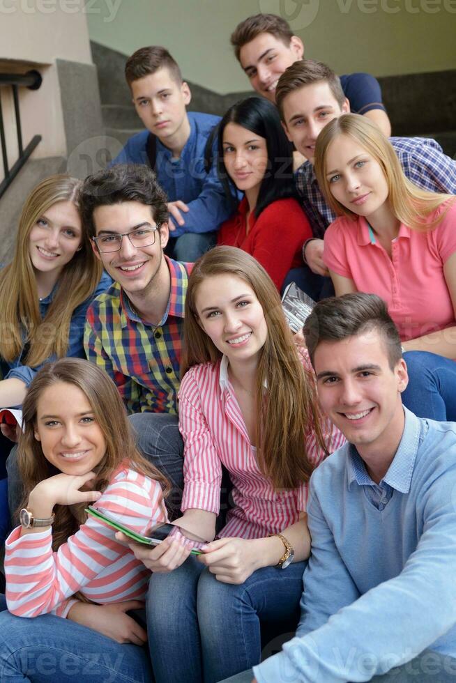 grupo de adolescentes felices en la escuela foto