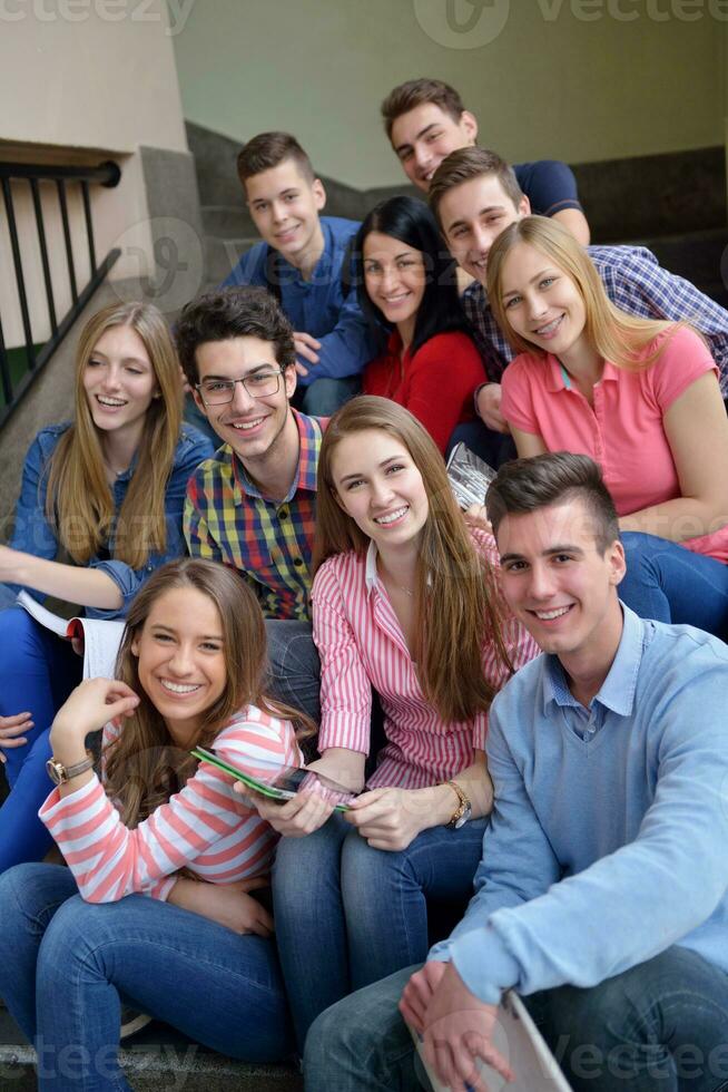 grupo de adolescentes felices en la escuela foto