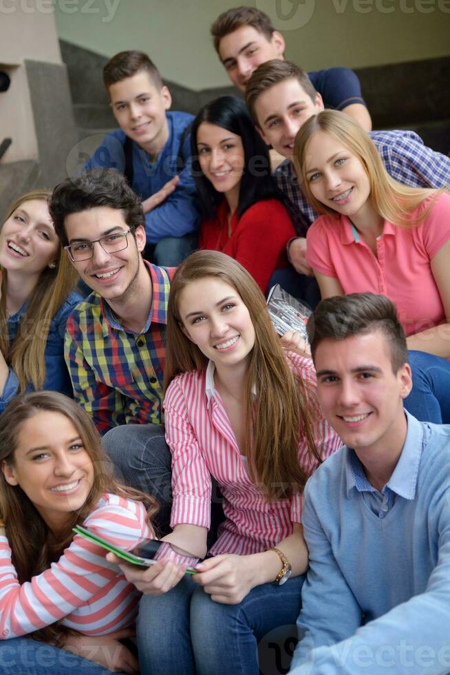 grupo de adolescentes felices en la escuela foto