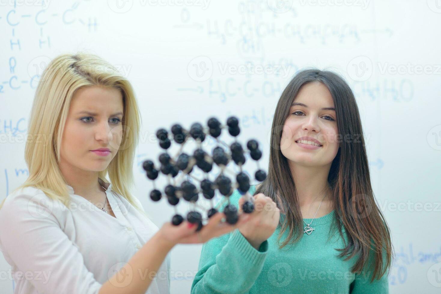 grupo de adolescentes felices en la escuela foto