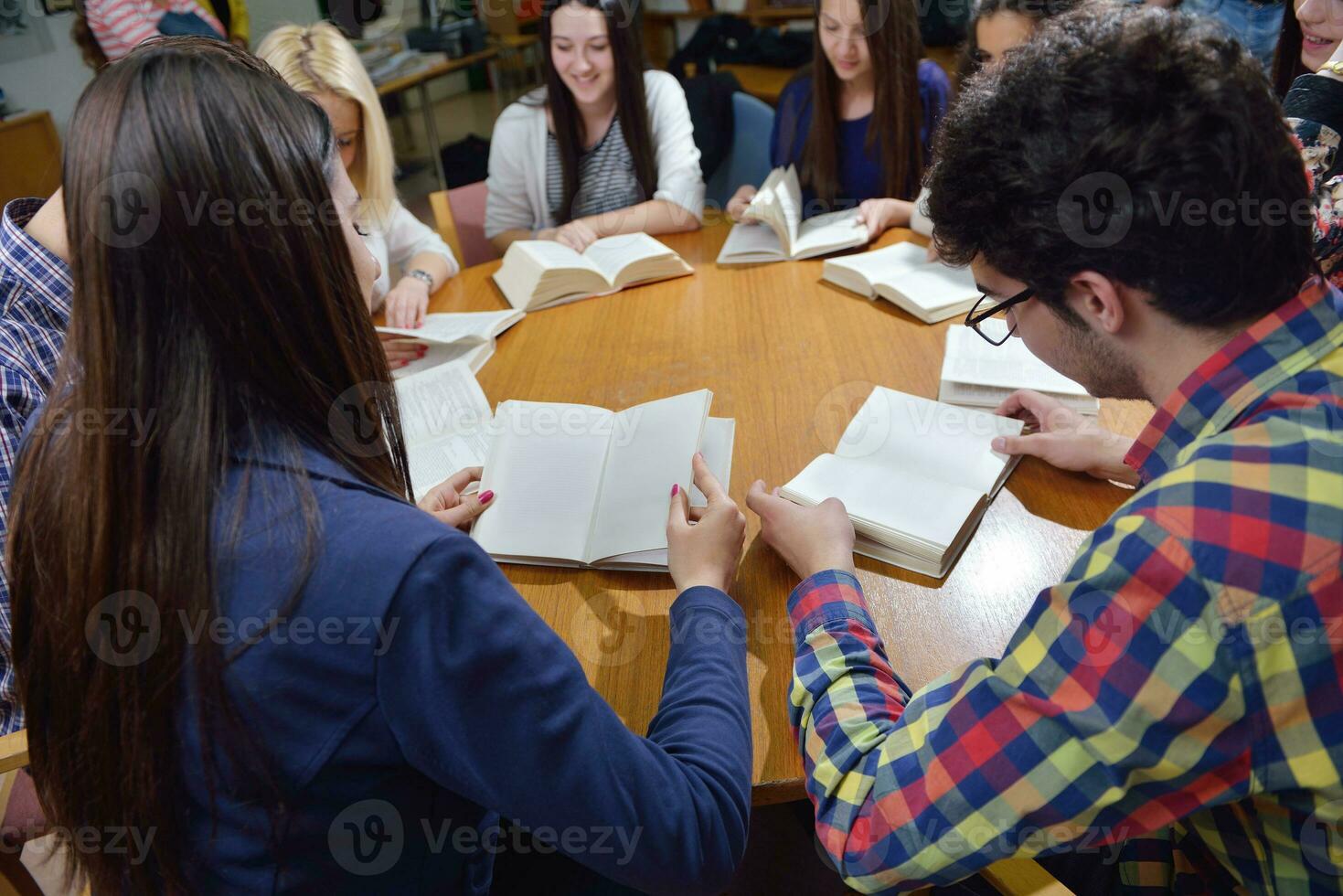 grupo de adolescentes felices en la escuela foto