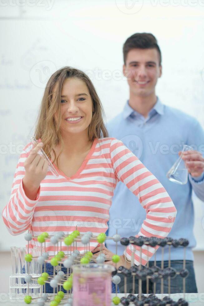 grupo de adolescentes felices en la escuela foto