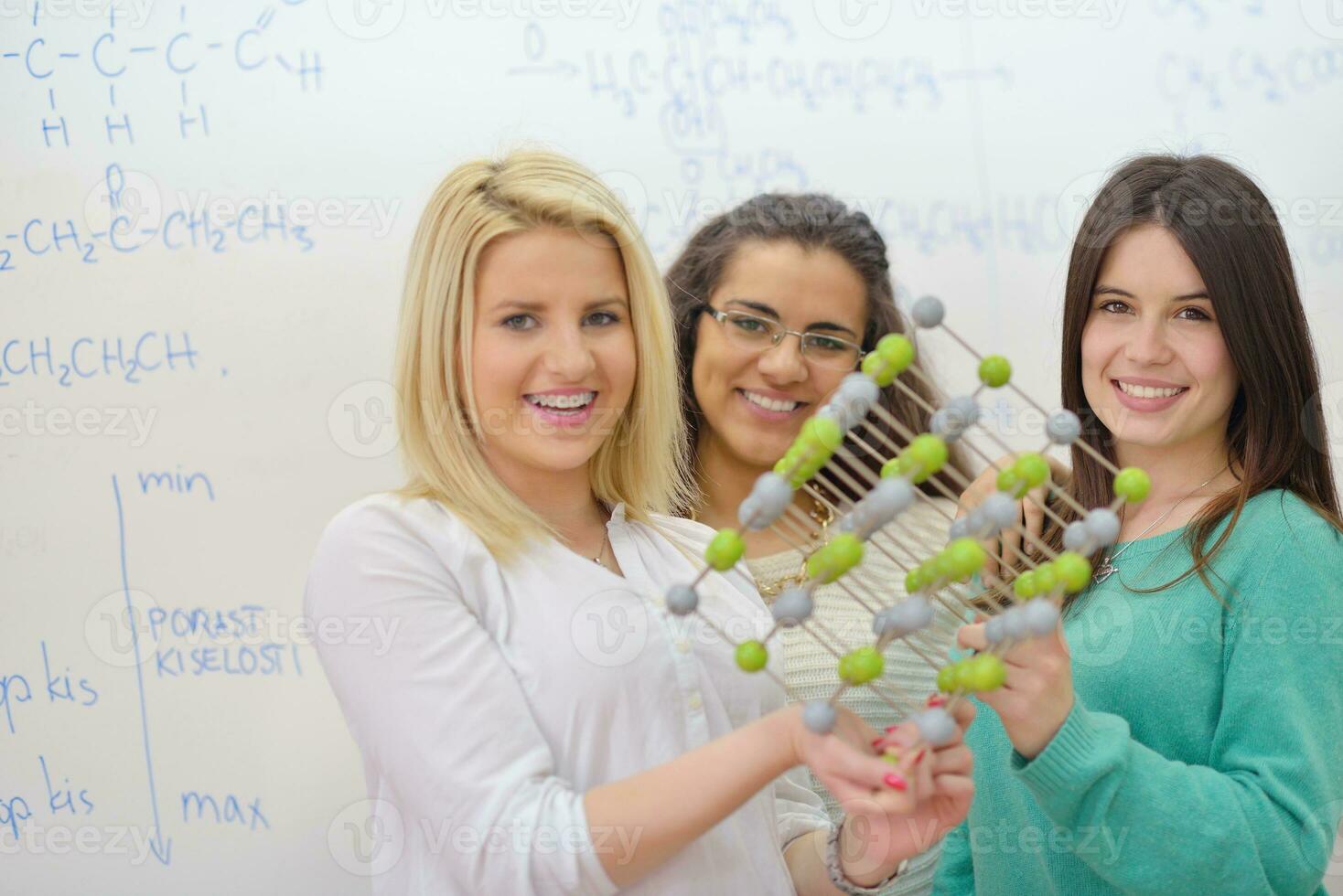 grupo de adolescentes felices en la escuela foto