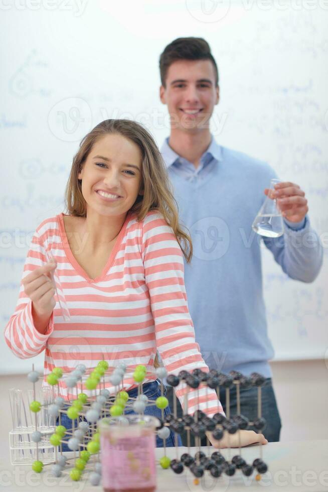 grupo de adolescentes felices en la escuela foto