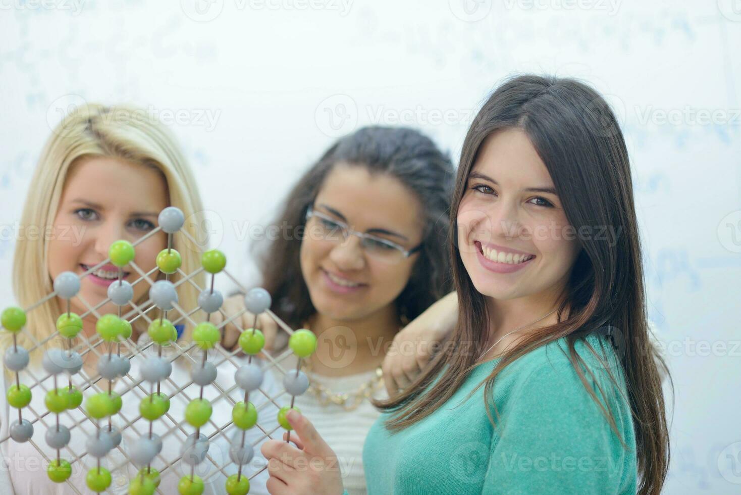 grupo de adolescentes felices en la escuela foto