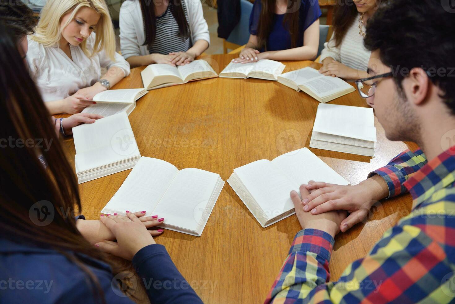 grupo de adolescentes felices en la escuela foto