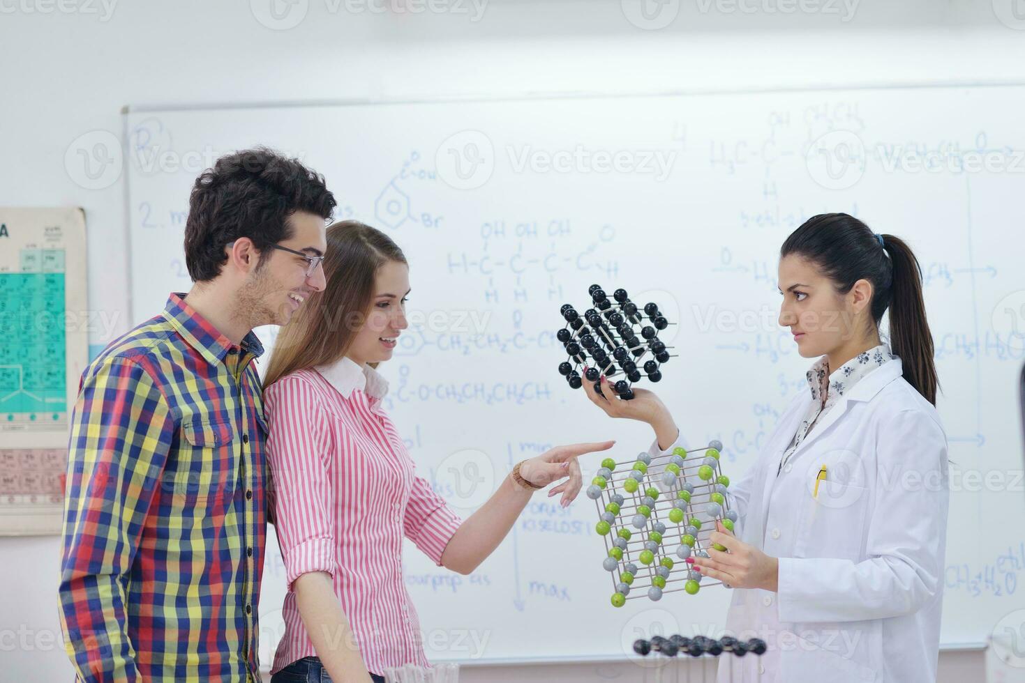 grupo de adolescentes felices en la escuela foto