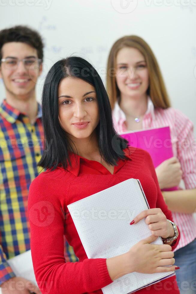 grupo de adolescentes felices en la escuela foto