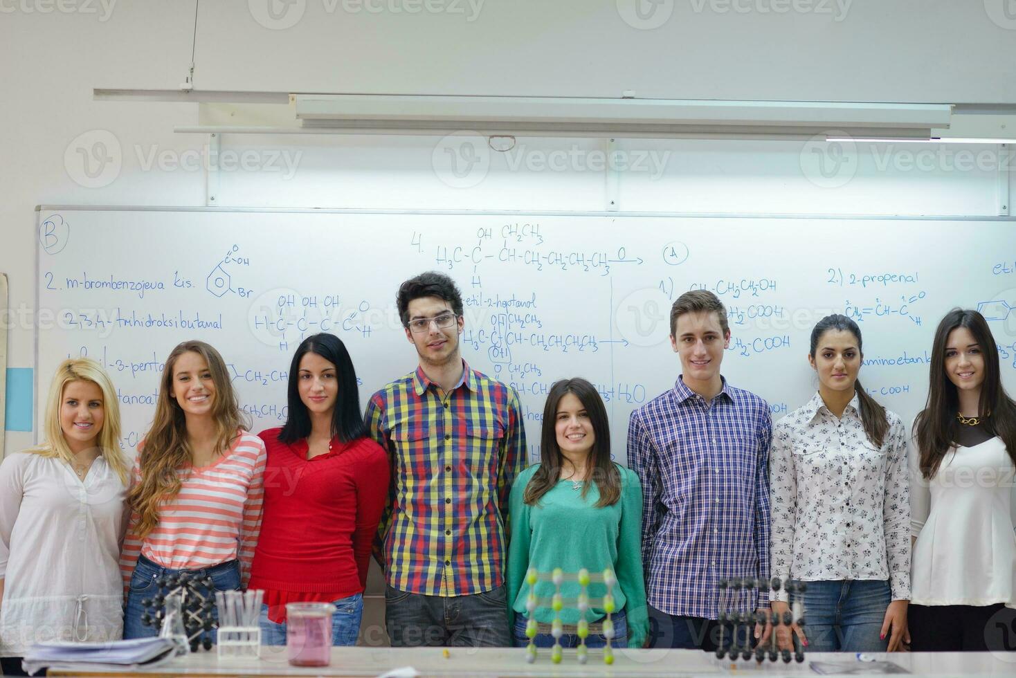 grupo de adolescentes felices en la escuela foto